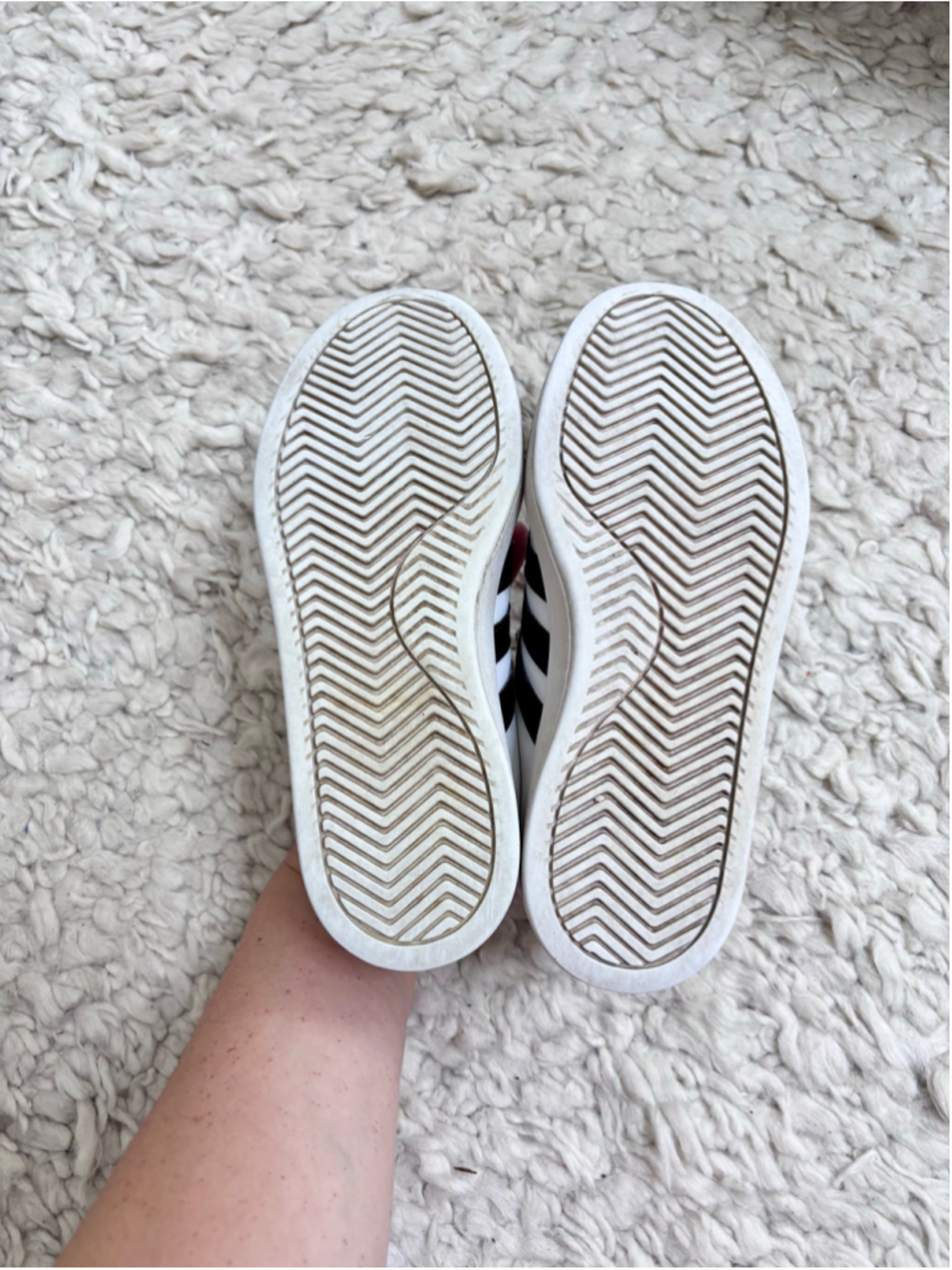 Women's Adidas Sneakers White Black Stripes Size 5 Lace Up Classic - Picture 3 of 8